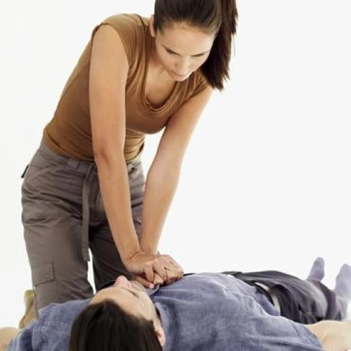 Comment pratiquer le massage cardiaque en cas d'arrêt cardiaque : guide des premiers secours